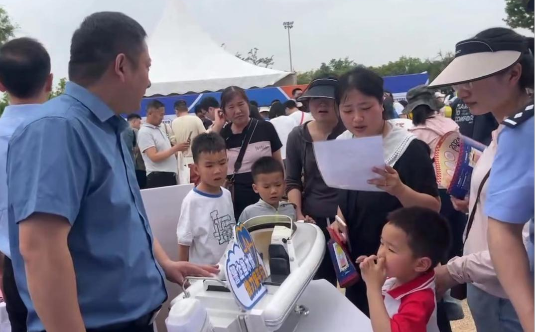 西安公安首屆警營(yíng)開(kāi)放日 華雷“警”彩紛呈